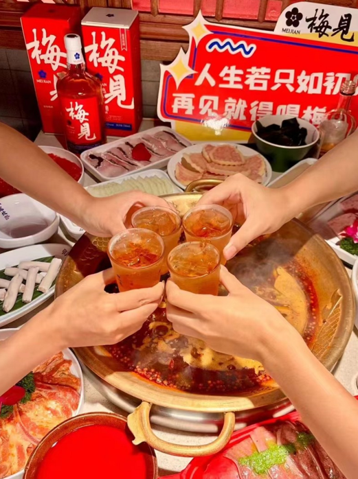见等新酒饮品牌强势上行成酒商新利润增长点PG麻将胡了白酒企业三季报业绩普遍失速梅